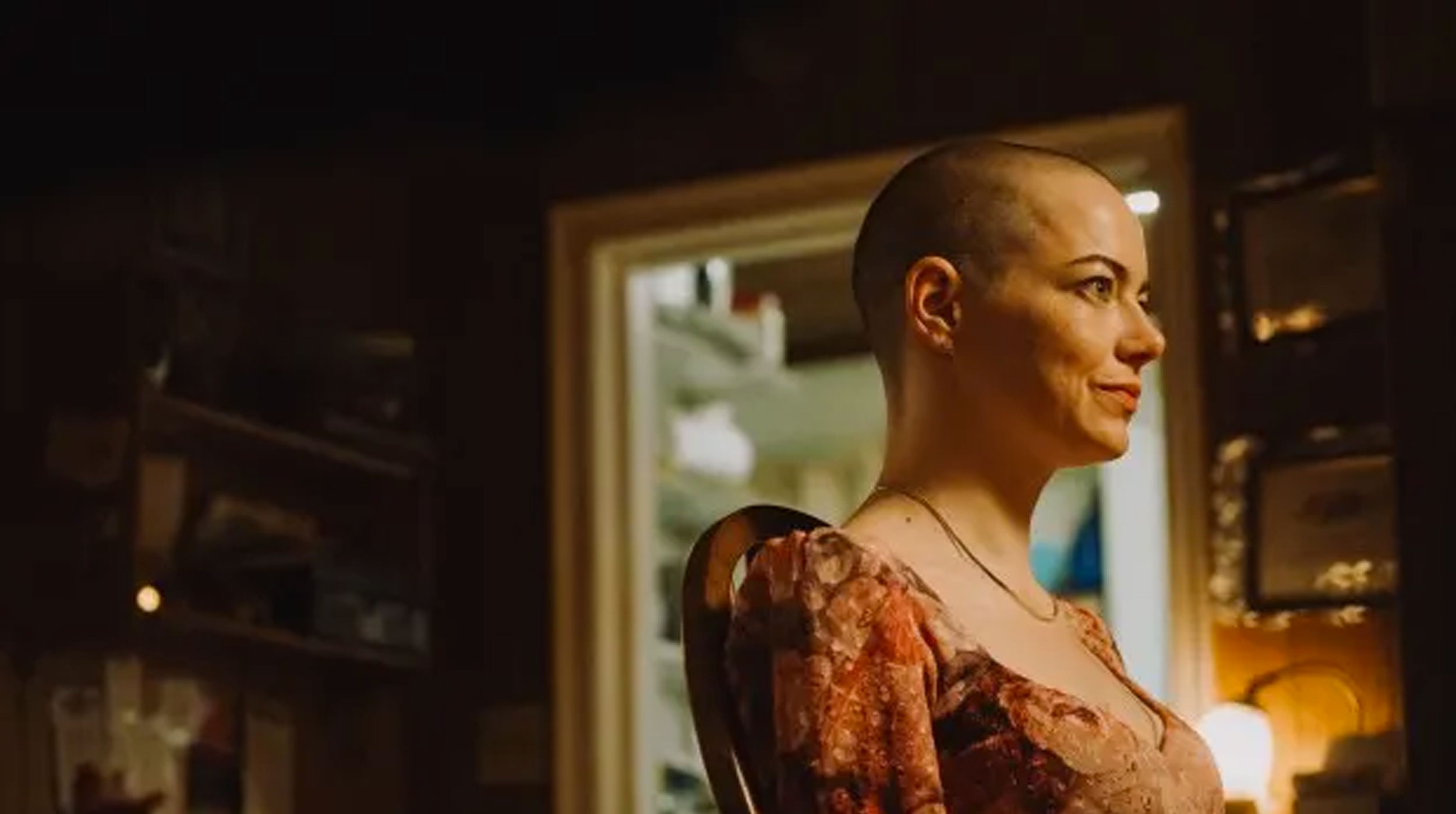 Emma Stone aparece completamente rapada en el nuevo tráiler de Bugonia post thumbnail image
