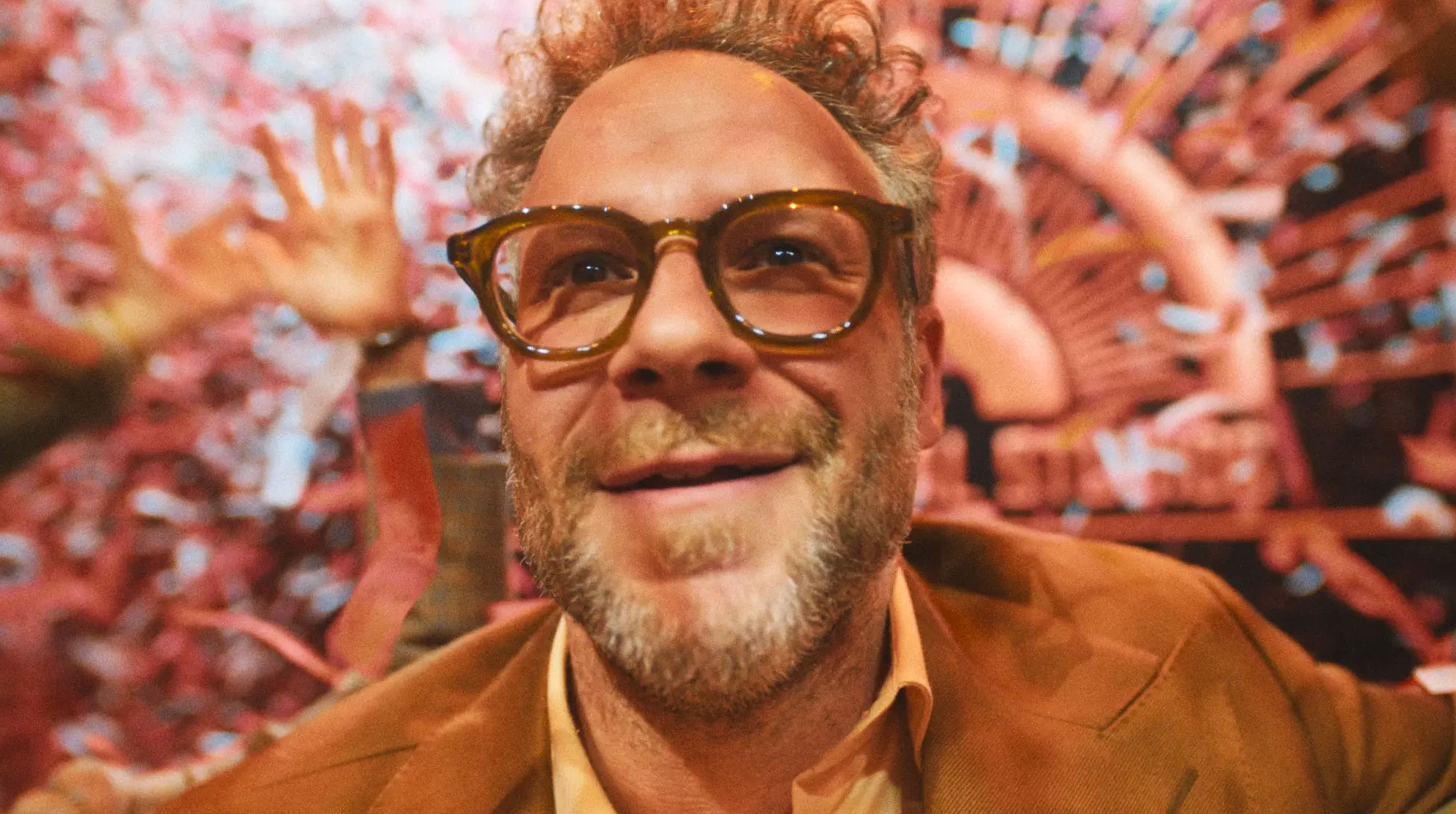 Seth Rogen confiesa que estaba bajo efecto de hongos durante entrevista con Marc Maron, y lo refleja en The Studio post thumbnail image