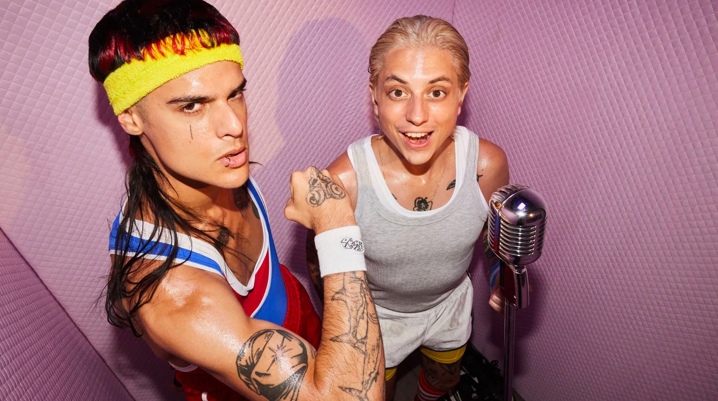 Ca7riel & Paco Amoroso tienen debut soñado en los Latin Grammy y pisan fuerte frente a Bad Bunny post thumbnail image