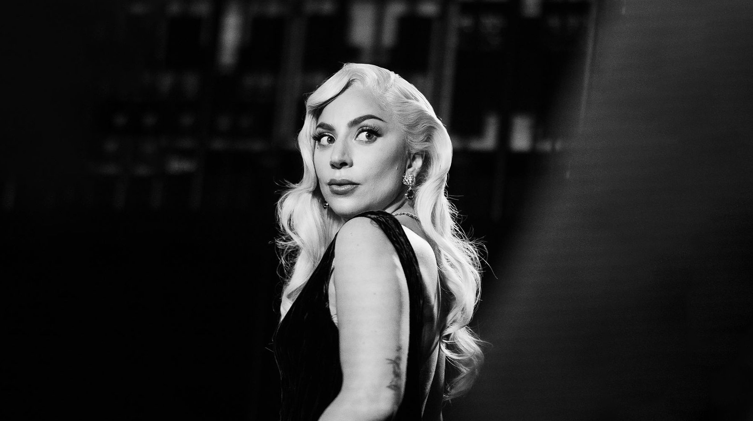 Lady Gaga llega al universo de Merlina como la enigmática Rosaline Rotwood post thumbnail image