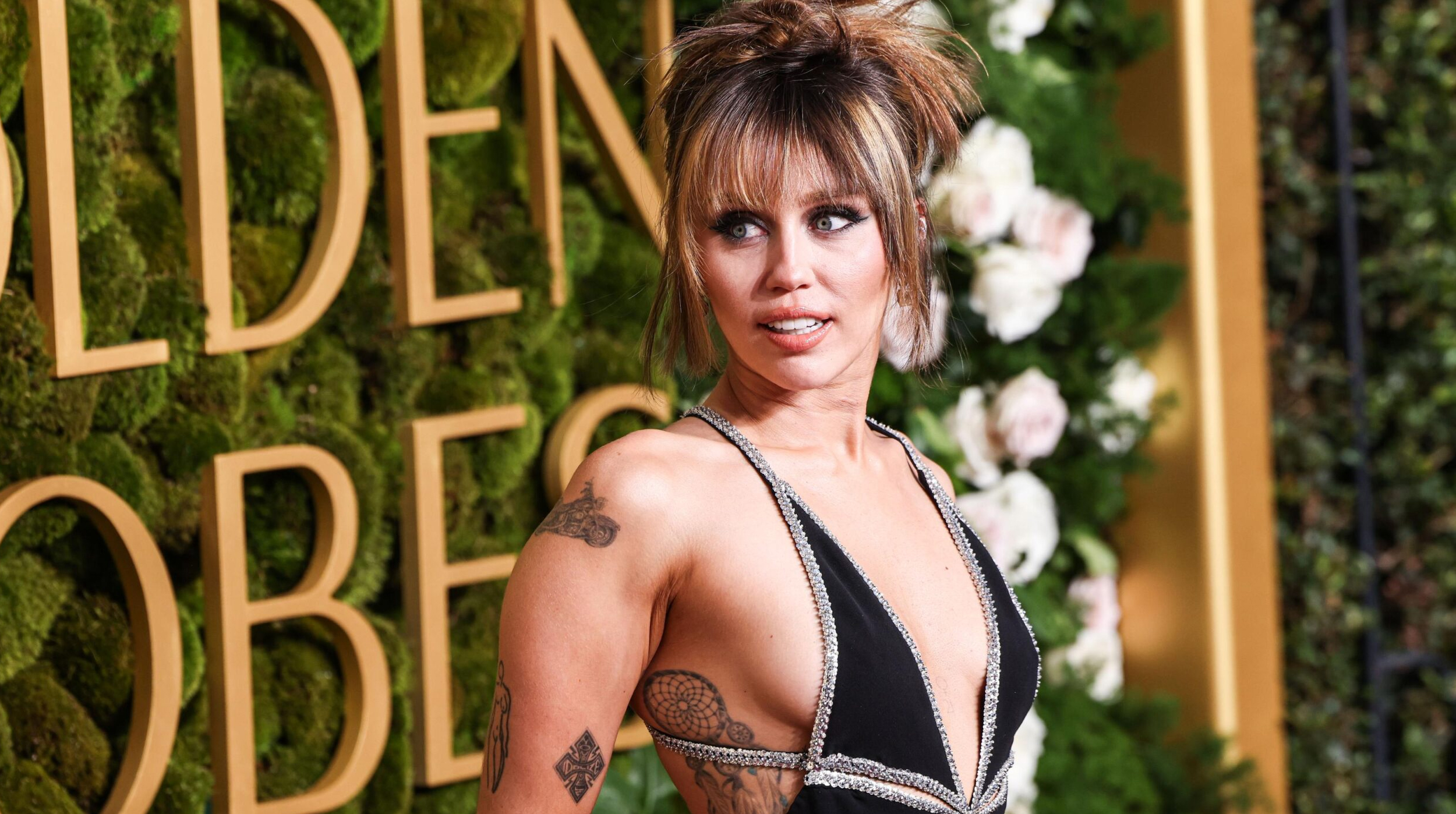 Miley Cyrus estrena “Secrets” un tema íntimo dedicado a su padre Billy Ray con miembros de Fleetwood Mac post thumbnail image