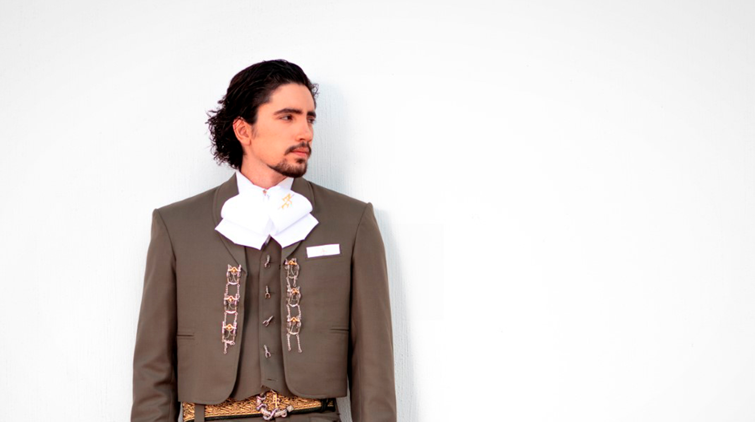 Alex Fernández toma su propio rumbo musical y arrasa con “Loco por volverte a ver” post thumbnail image