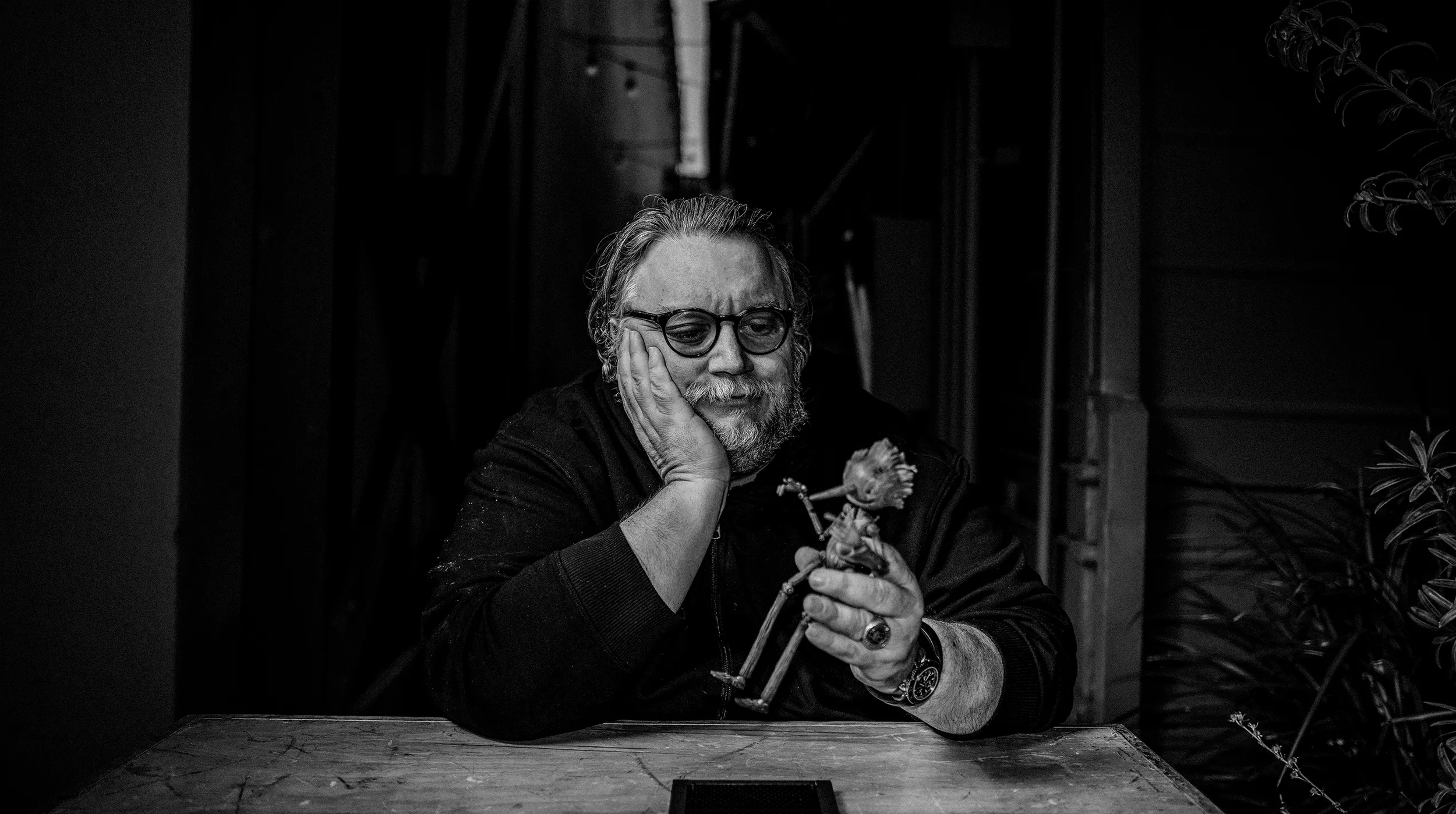 The Boy in the Iron Box Guillermo del Toro revela el elenco de su nueva serie para Netflix post thumbnail image