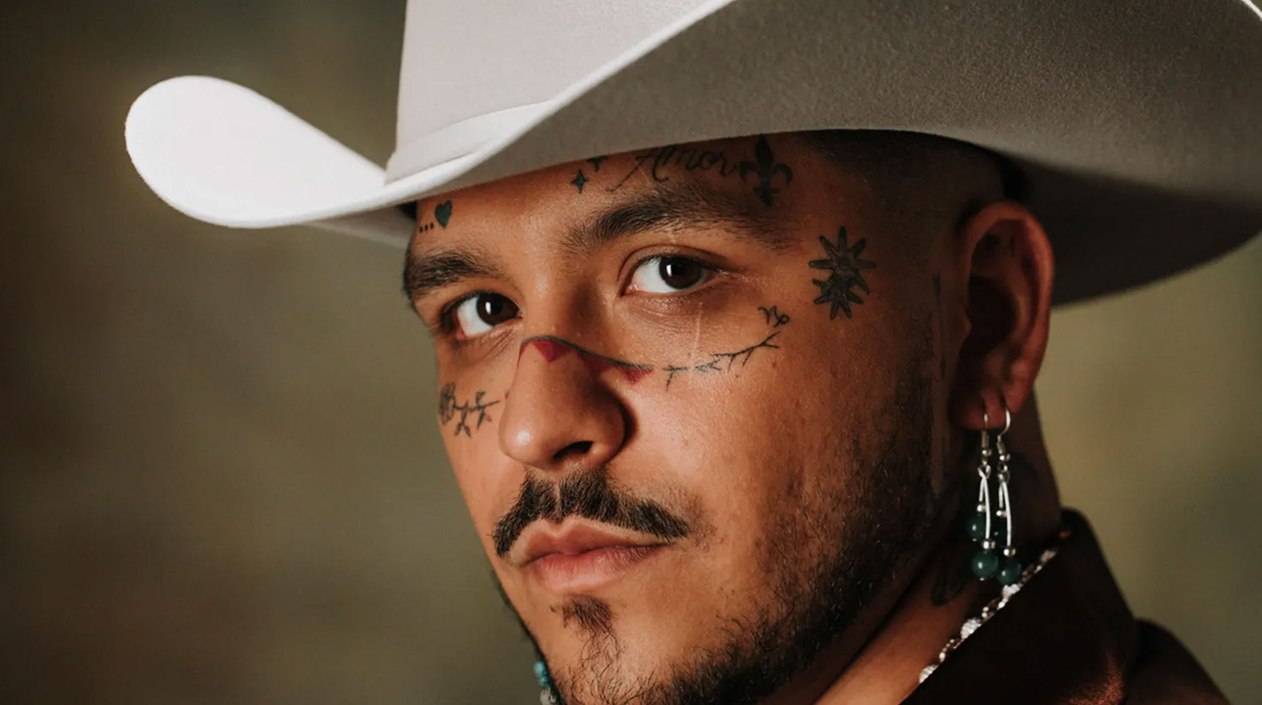 Papás de Nodal hospedan a la mamá de Cazzu e Inti: el cantante reacciona post thumbnail image