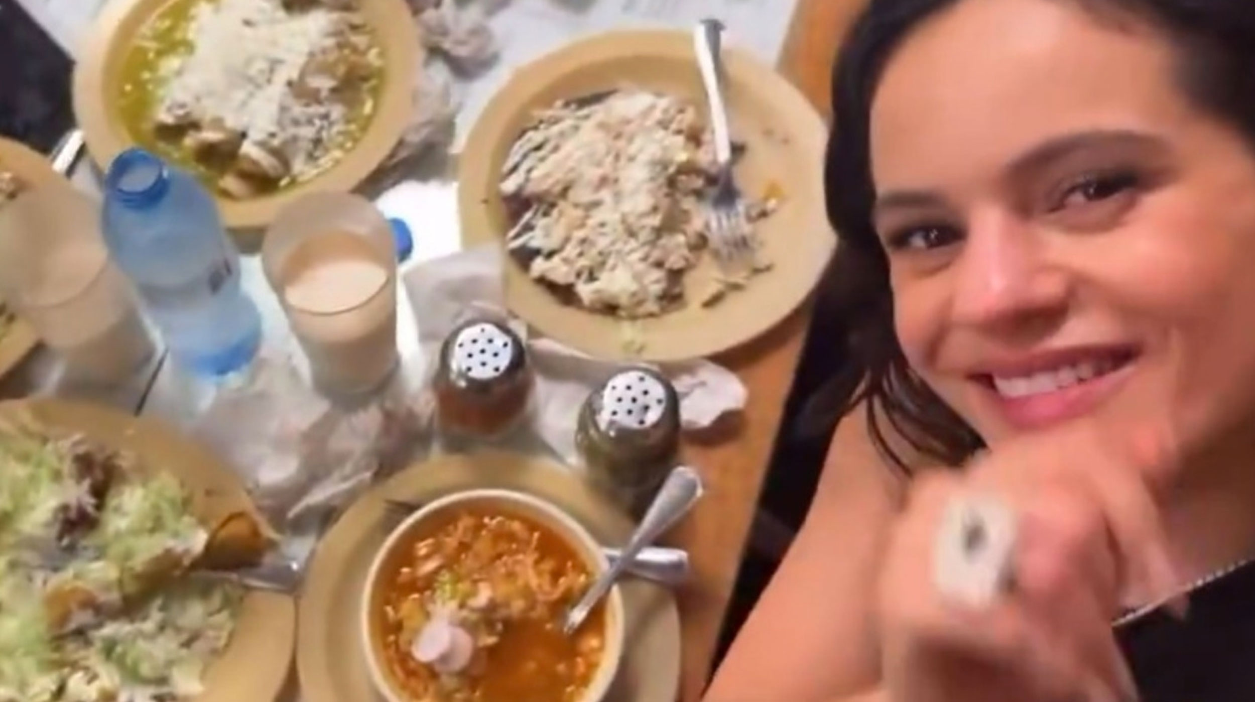 Rosalía es captada en la CDMX cenando pozole en La Casa de Toño y comprando una piñata post thumbnail image