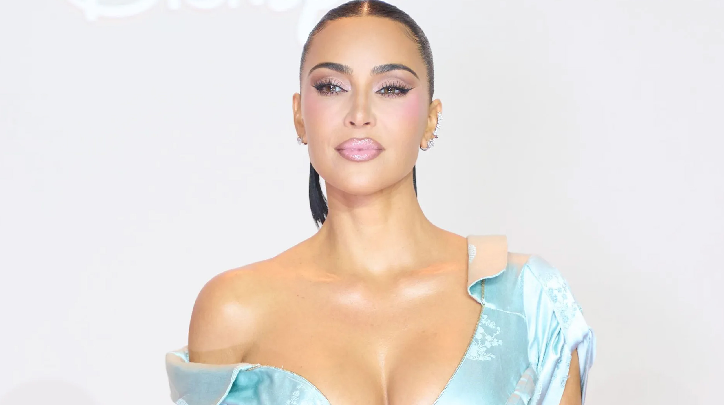 Kim Kardashian celebra su cumpleaños en París con un vestido de Dior digno de una princesa post thumbnail image