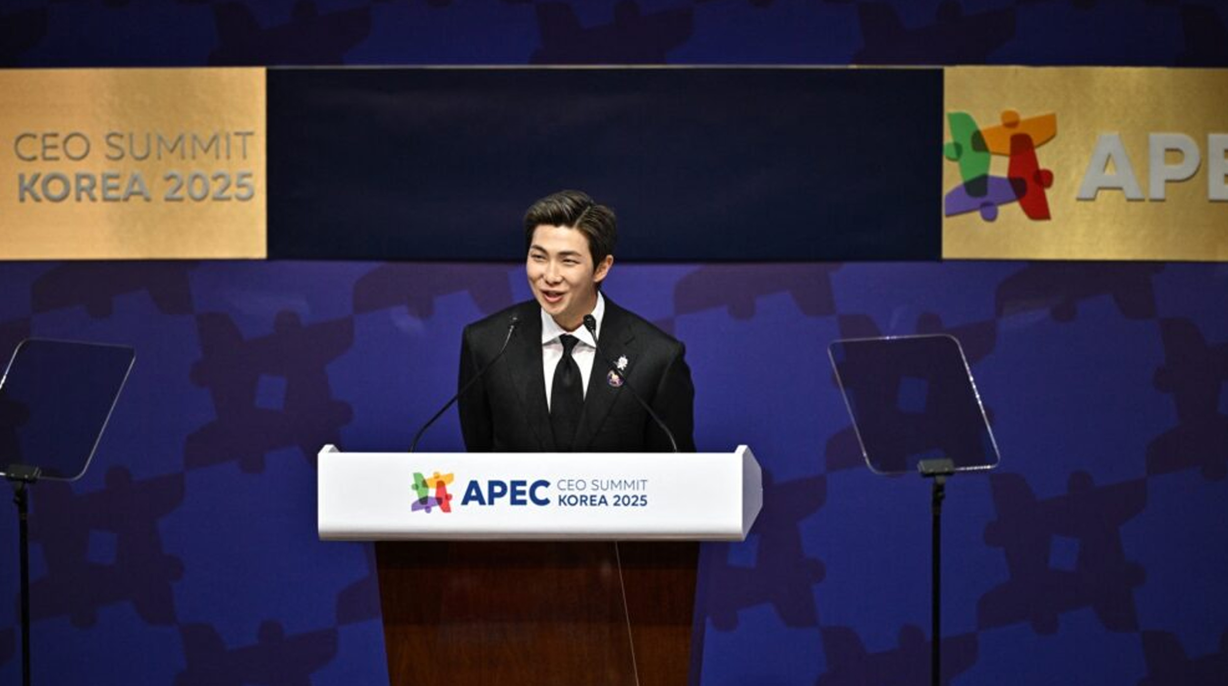 Namjoon de BTS hace historia al hablar ante líderes mundiales en la APEC 2025 post thumbnail image