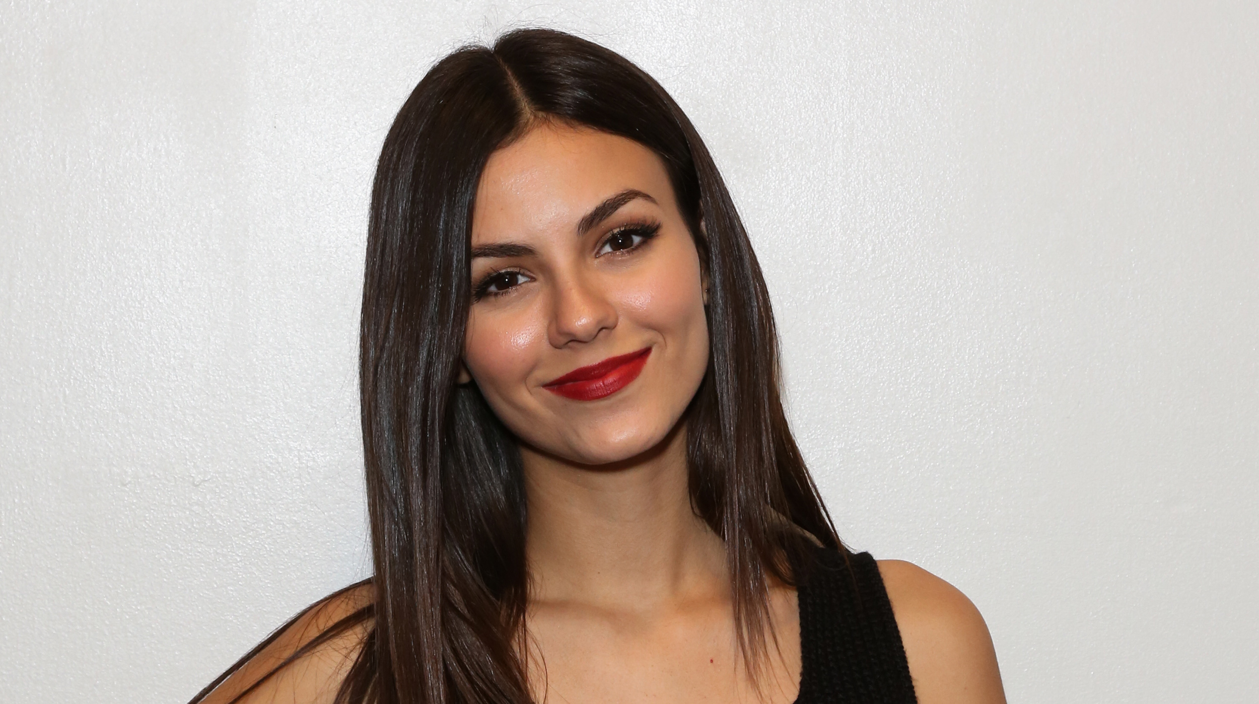 Victoria Justice revela cómo nació y se convirtió en un fenómeno “Victorious” post thumbnail image
