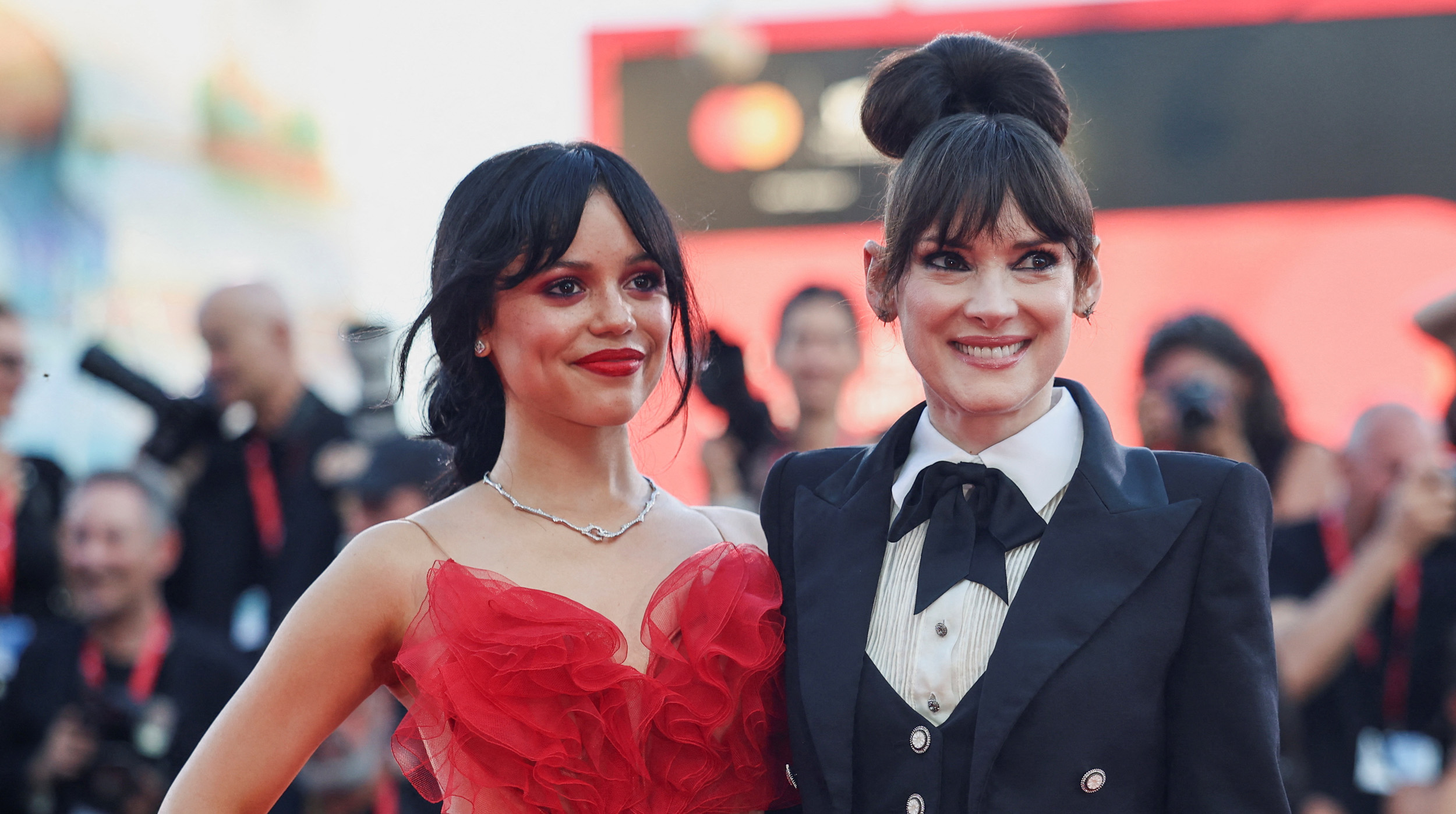 De Beetlejuice a Nevermore, Winona Ryder se une al elenco de Merlina Temporada 3 post thumbnail image