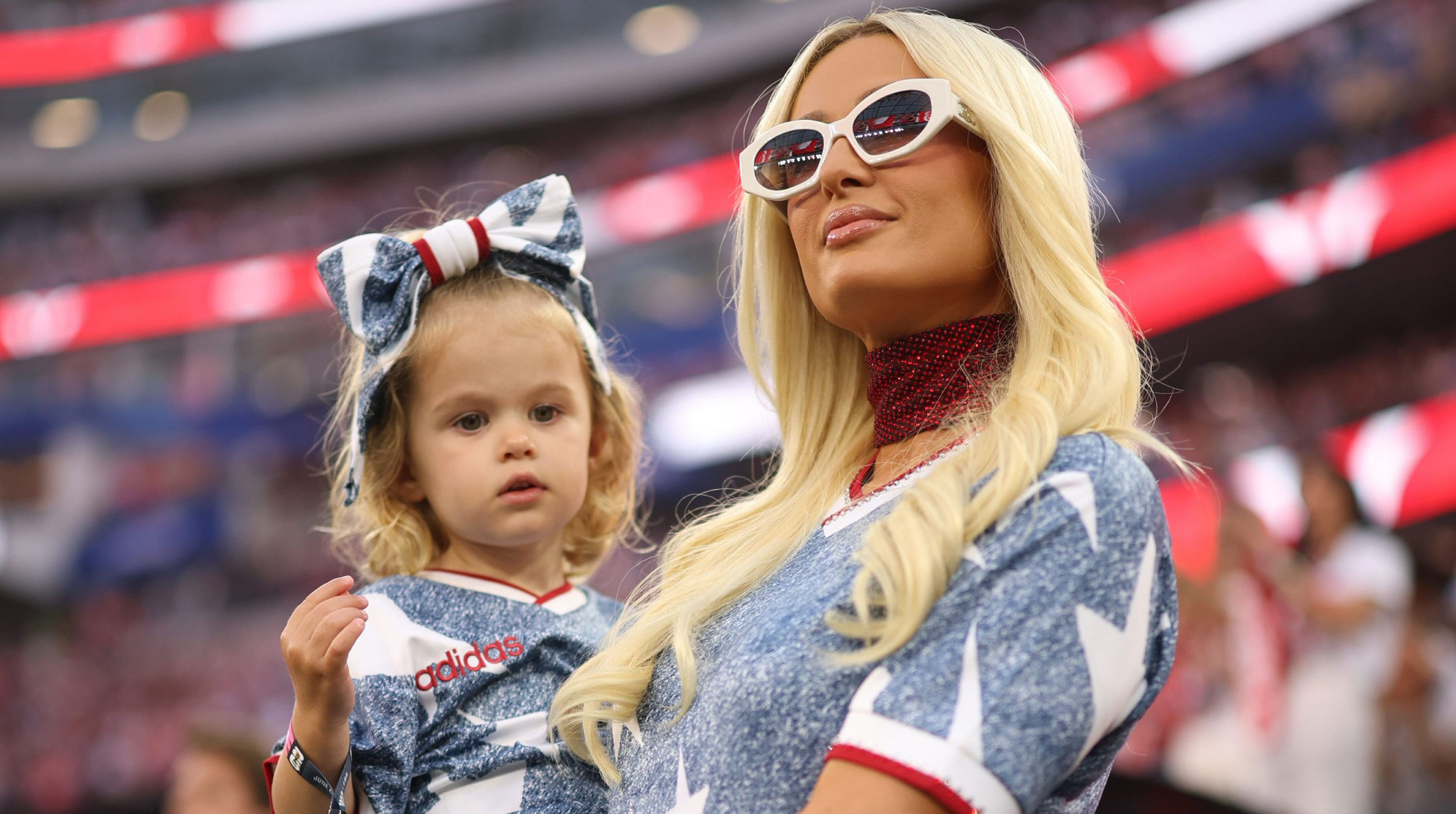 Paris Hilton acapara los reflectores en el Mundial 2026: Presenta a sus hijos en la cancha del SoFi Stadium post thumbnail image