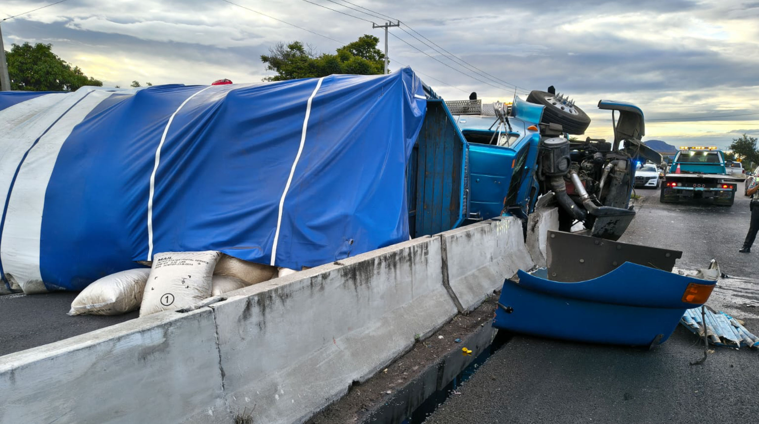 Caos vial en la México-Oaxaca: Vuelca camión Torton a la altura de Tecajec post thumbnail image