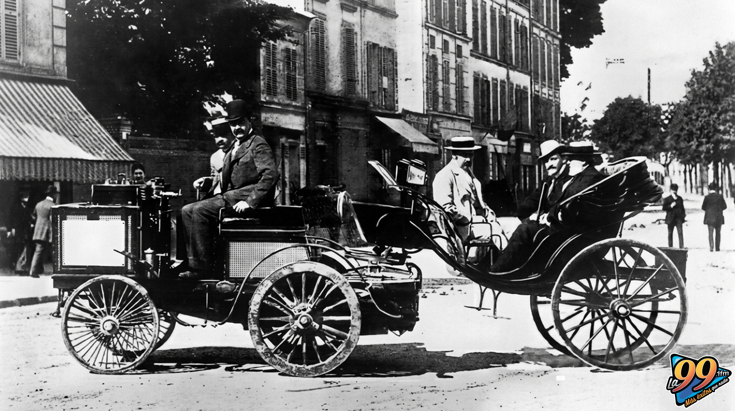 Espías, un tractor de vapor y pasajeros obligatorios: ¡La loca historia de la primera carrera de autos de la historia! post thumbnail image