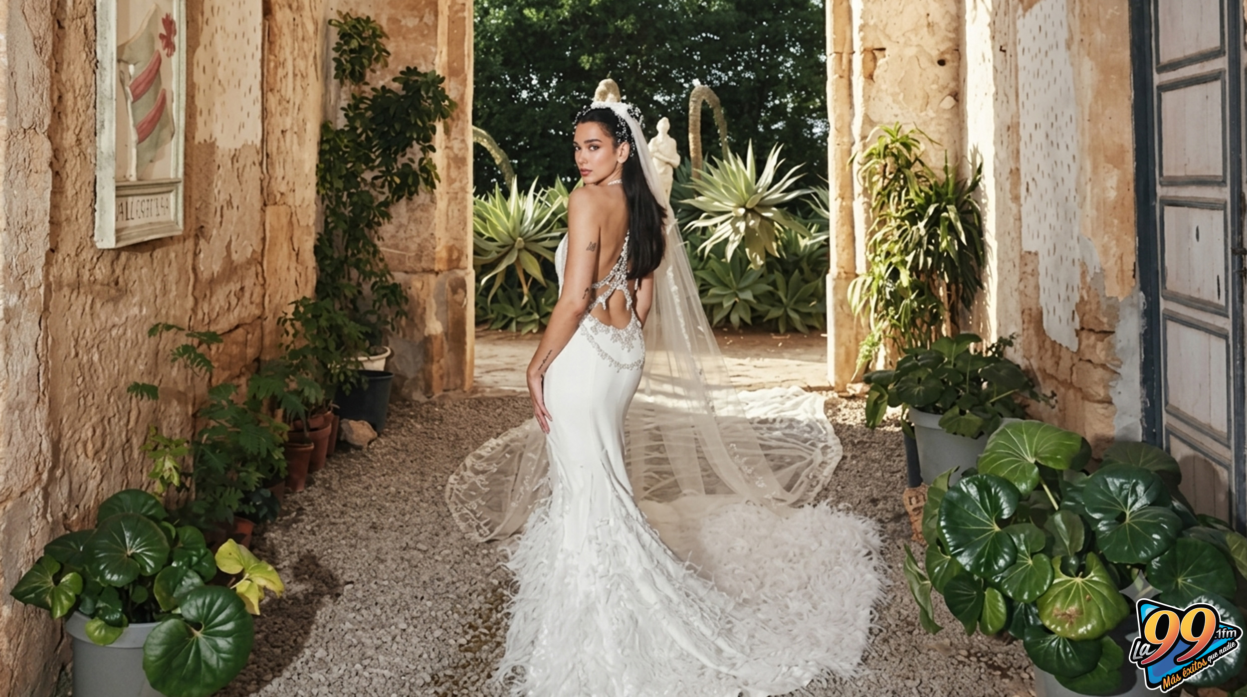 ¡Una obra de arte! El espectacular vestido de novia de Dua Lipa requirió más de mil horas de trabajo artesanal post thumbnail image