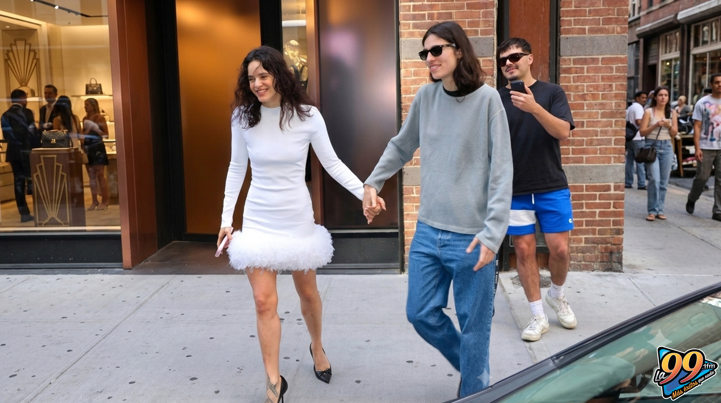 ¡Romance confirmado! Ella es Loli Bahía, la supermodelo francesa que conquistó el corazón Rosalía post thumbnail image