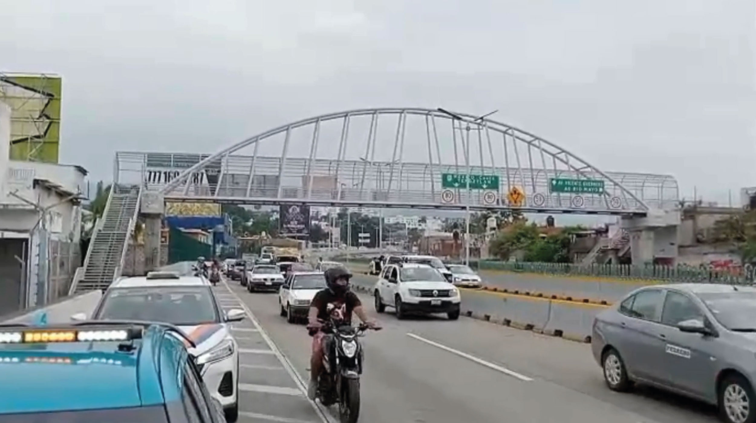 Caos vial en el Paso Express Cuernavaca: Carambola paraliza el tráfico hacia el sur post thumbnail image